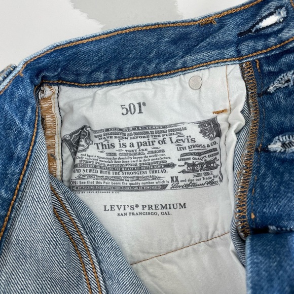 Levi’s 501 highwaisted distressed denim shorts - Picture 4 of 4